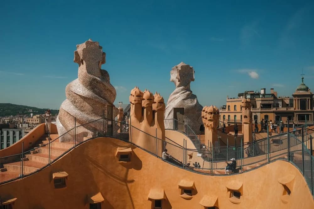 Chaminés modernistas no terraço de um edifício de Gaudí em Barcelona