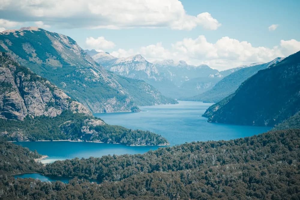 Lago cercado de montanhas na região de Bariloche