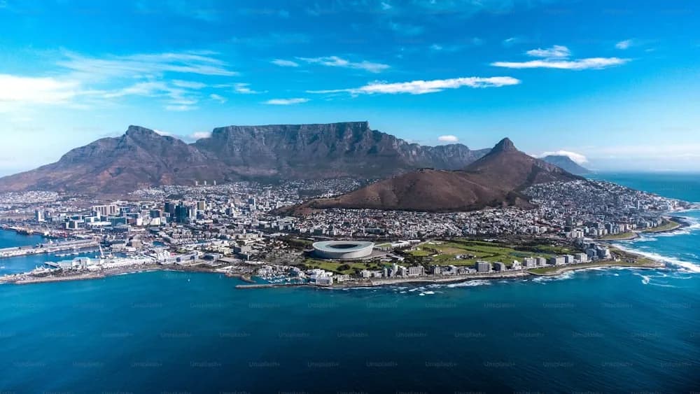 Vista aérea da Cidade do Cabo com a montanha da Cabeça do Leão
