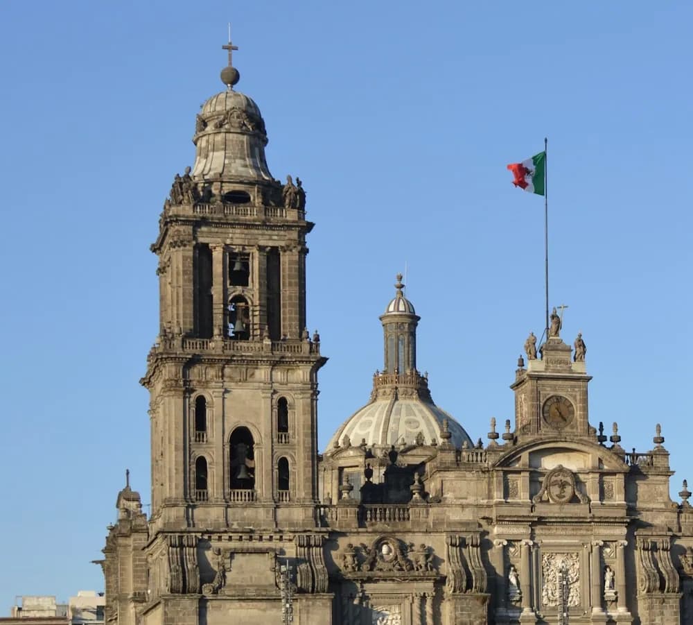 Catedral histórica com a bandeira do México sob céu azul