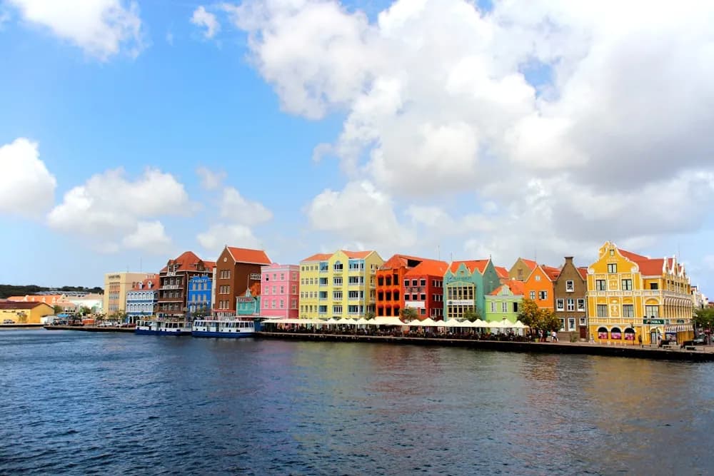 Fachadas coloridas de Willemstad, em Curaçao, à beira d'água