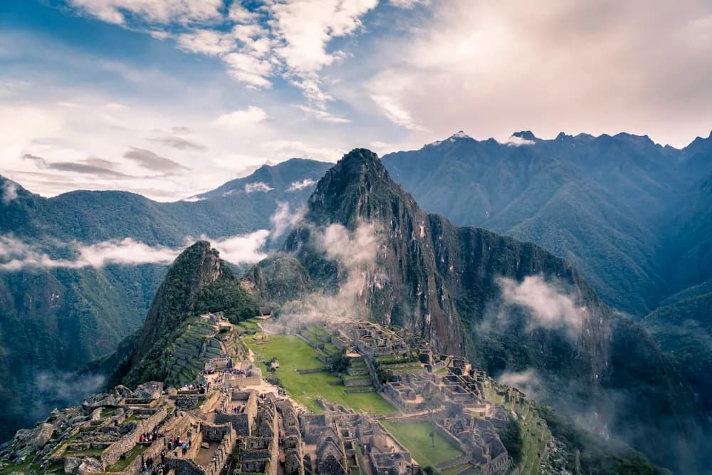 Ruínas de Machu Picchu entre montanhas com neblina