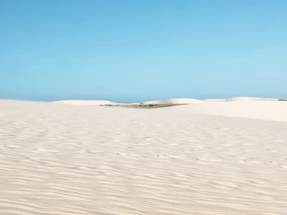 Dunas de areia branca com lagoas de água doce entre elas