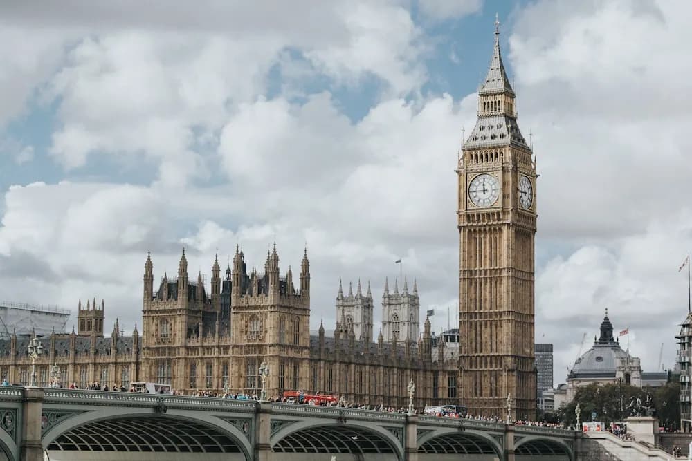 Big Ben visto de uma rua de Londres