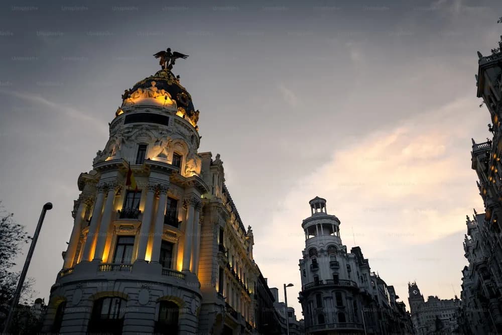 Gran Via de Madri à noite, com prédios iluminados e movimento
