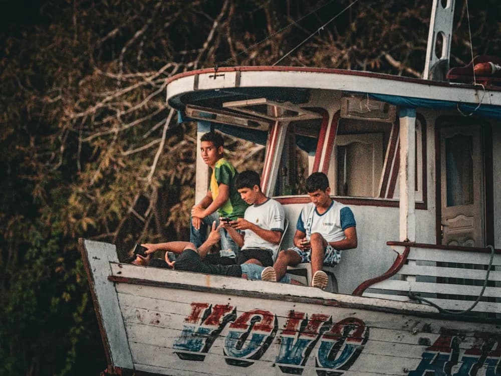 Grupo de pessoas em um barco no rio, na Amazônia