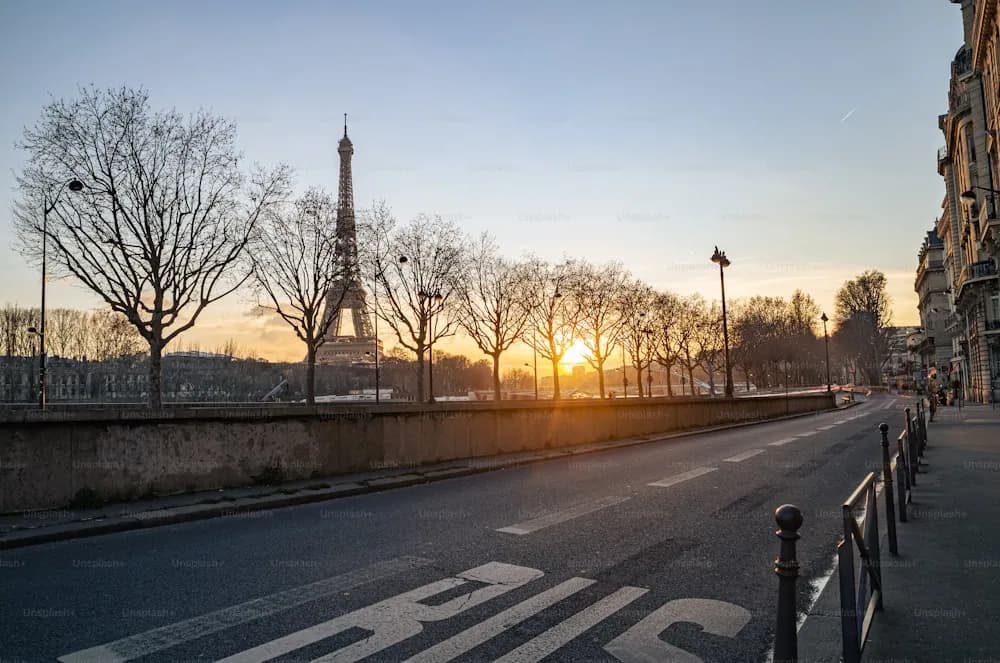 Sol se pondo atrás da torre Eiffel, em Paris