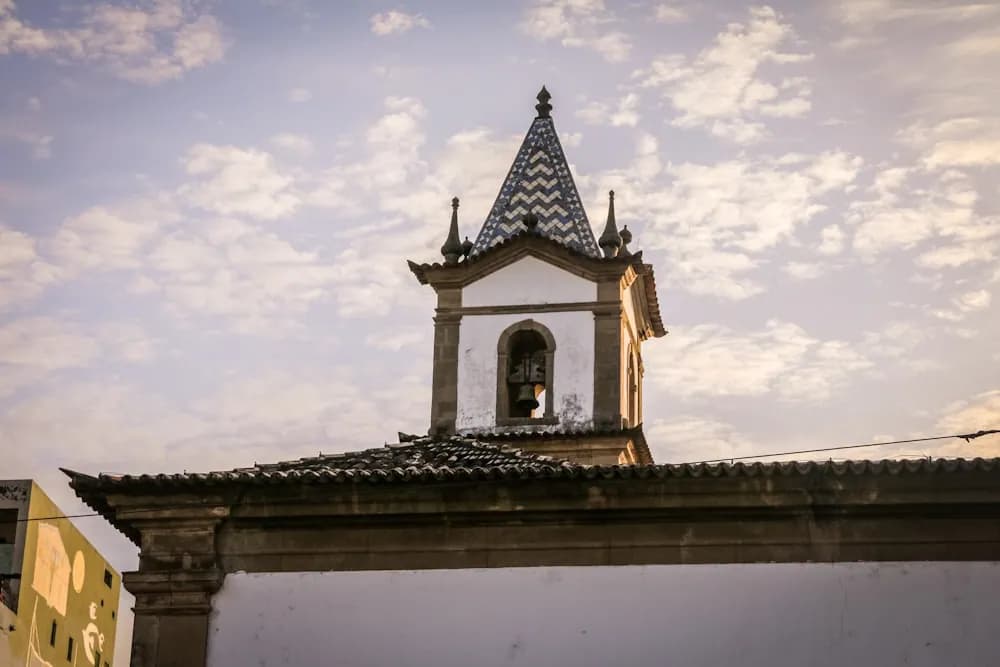 Torre de igreja histórica com telhado de telhas no centro de Salvador