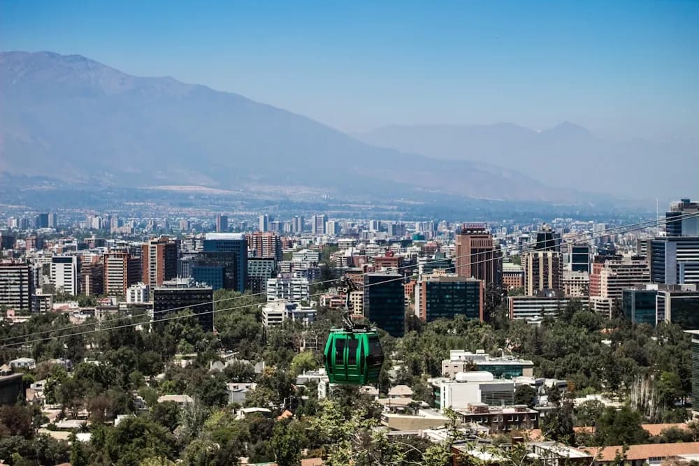 Skyline de Santiago com a cordilheira dos Andes ao fundo